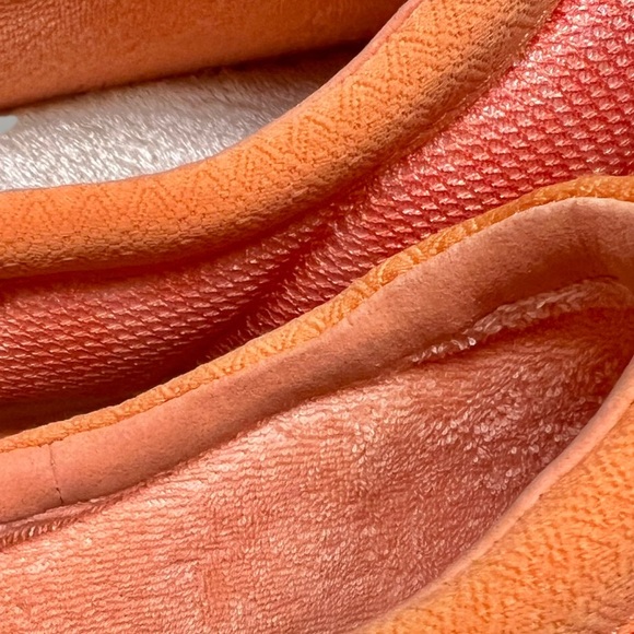 NEW! UGG Junior/Women’s slip on sandals. Neon Orange. Soft cushioned comfortable - Picture 6 of 12